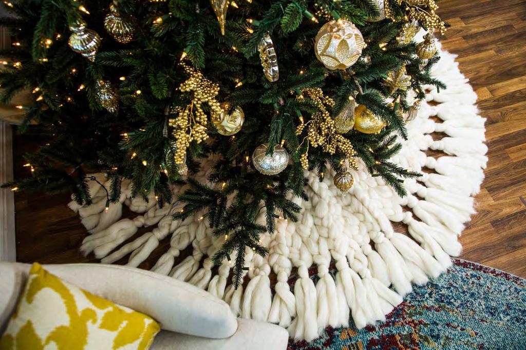 DIY Knit Christmas Tree Skirt Materials: Repurpose Round Tree Skirt of Round tablecloth Scissors, Ruler Yarn (Thick wool) Hot glue & gun 1.