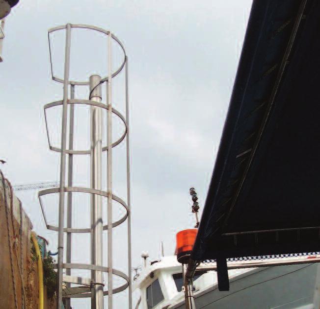 Once the location of the tide gauge has been selected, the RADAR sensor must be mounted at the end of a suitable support arm (supplied optionally by GEONICA), attached to the quay, a tower or a