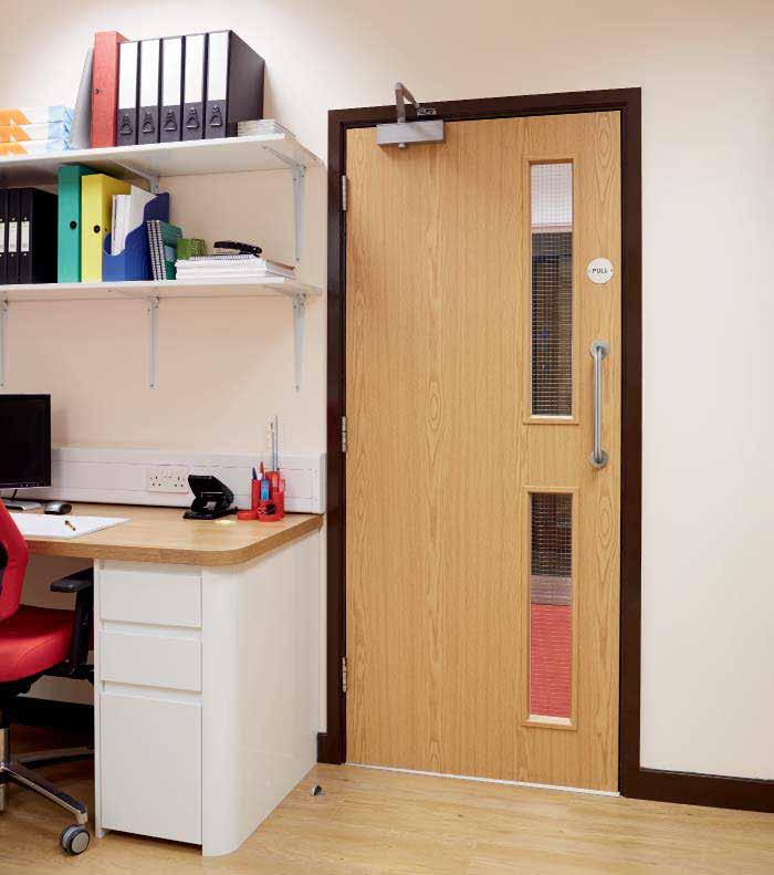 Oak Foil 16G Glazed This internal commercial door complies with regulations on minimum zones of visibility and is highly functional.