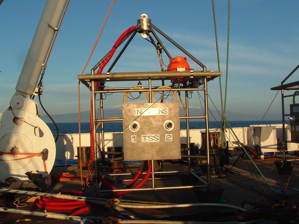 On line monitoring of underwater acoustic background from 2000 m depth