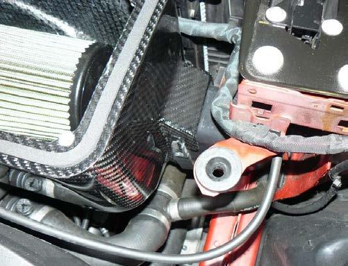 Step 9 Make sure the inlet flange of the airbox is locked into the factory duct by the headlight, as shown in Figure 9.