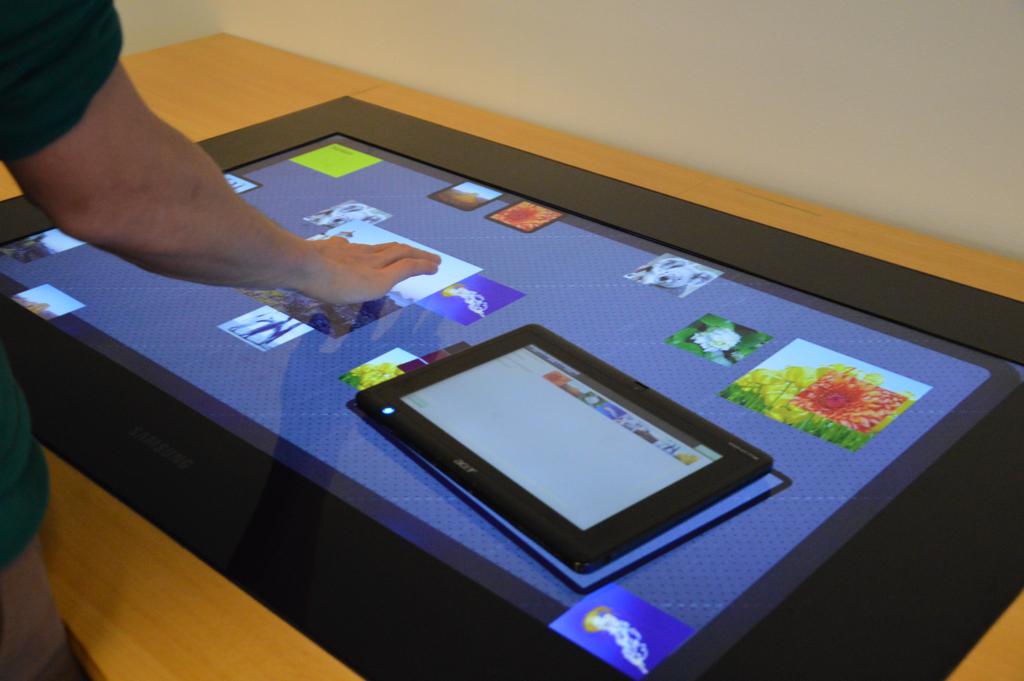 When the desk successfully pairs with a notebook or tablet, it will display the resources (documents) that are marked on the detected devices as shared, and allow the users to interact with them.