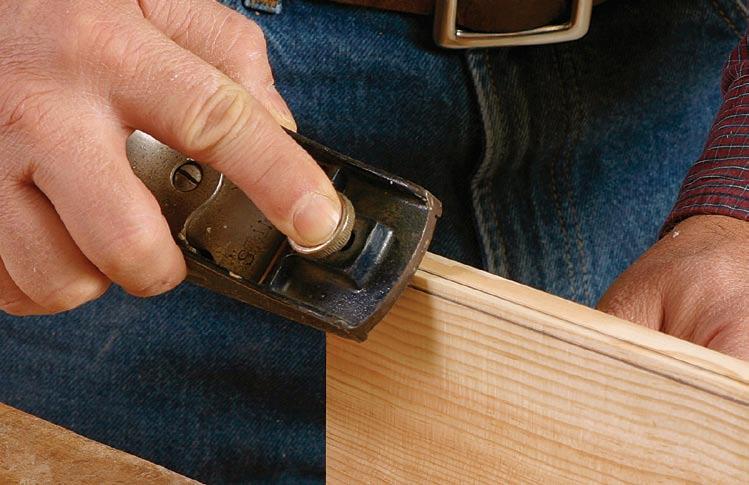 Block plane Planing perfect corners USE GUIDELINES FOR CRISP, ACCURATE CHAMFERS Guidelines on each face make a target. Many woodworkers wouldn t draw lines for a chamfer. But these lines, 1 8 in.