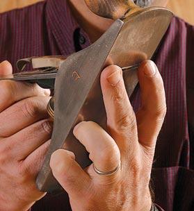 Jointing edges Bench plane WEIGHT SHIFT IS THE KEY TO CONSISTENT EDGE-PLANING Recess the blade, then run it back out.