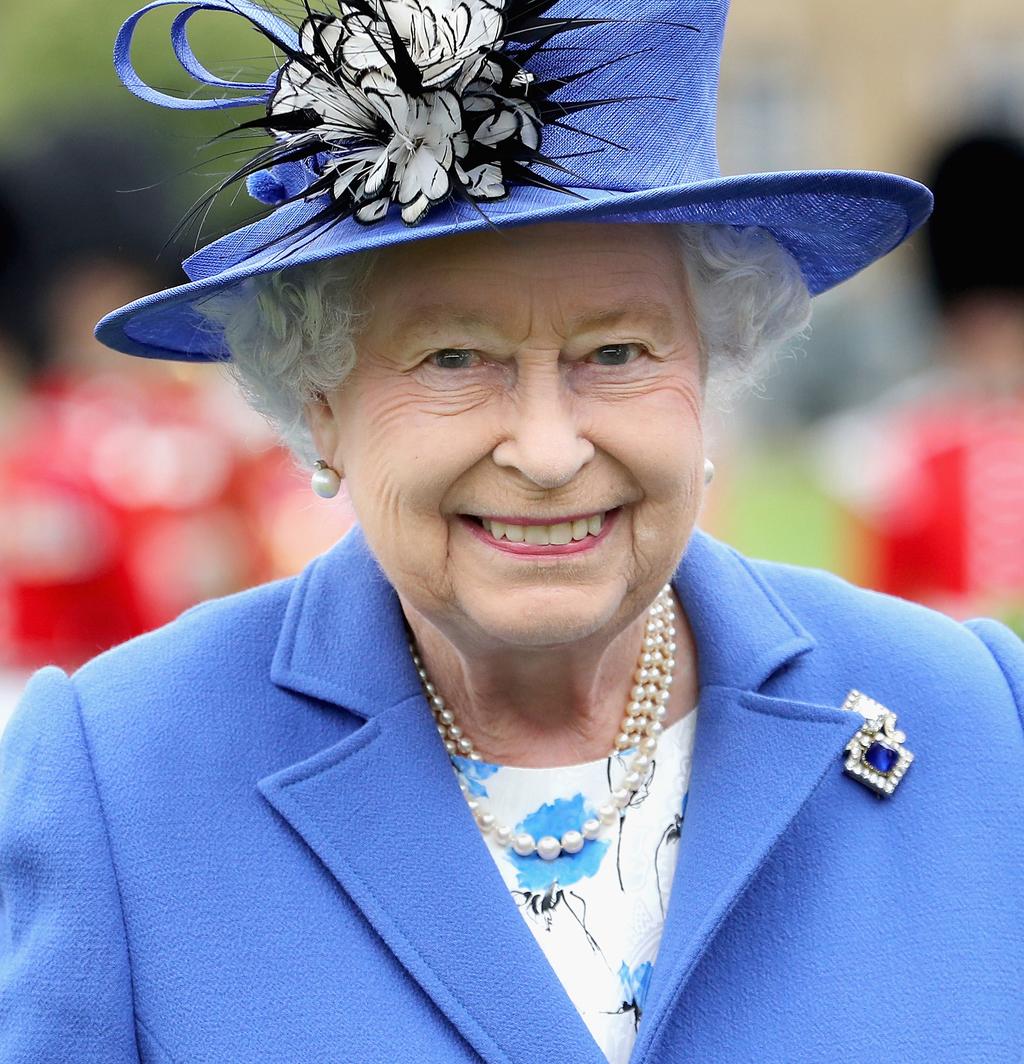 Four Stories FirstNews Issue 556 10th - 16th February 2017 BIG NEWS QUEEN CELEBRATES SAPPHIRE JUBILEE This week, the