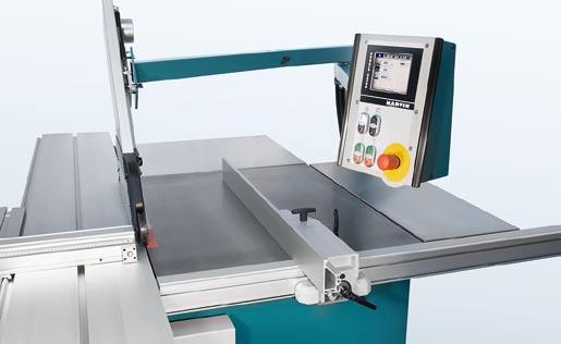 The fully integrated scoring saw is linked to the touchscreen s tool menu, allowing the automatic positioning of the scoring saw width to match every main saw blade that has previously been entered