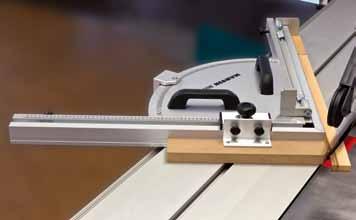 The left/right positioning of the scoring saw in relation to the right shoulder of the main blade and the scoring height is adjusted automatically. The kerf width is adjusted with stacked shims.
