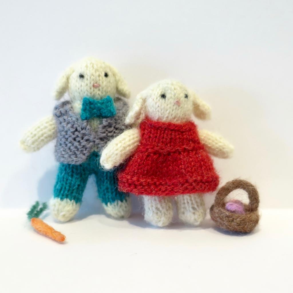 Tiny Bunny Couple by Kathy Lewinski These bunnies can be knit up in any weight yarn, the bigger the yarn, the bigger the bunnies. Just make sure to use the same weight yarn throughout the project.