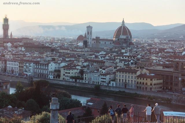 By 1425, Florence had a population of 60,000 A self governed, independent state Twelve artist