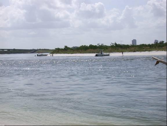 ERDC/EL TR-09-14 64 Figure A63. P10-New Pass: Boats parked on Big Hickory Island (south side). Figure A64. P11-New Pass: Beach and intertidal area along the pass shoreline on Lover's Key (north side).
