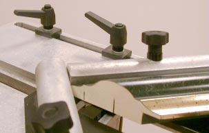 B2. First stapling position: Outer side of the frame: Move the sliding table forwards and align the wedge outlet of the distributor D with the required stapling position.