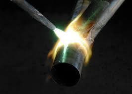 Wetting of the base materials by the filler metals is enabled by the use of a suitable flux or by acoustic vibrations.