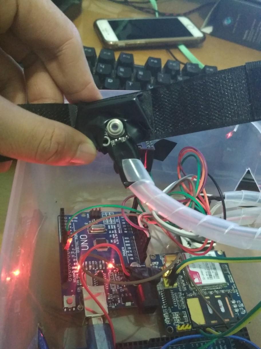 22 The heart rate sensor of the MAX30100 series uses a positive voltage of 3.3 volts and a negative voltage coming from Arduino Uno in the GND port.