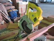 Enclosing hood which moves up and down with the saw Visor front Separately pivoted peripheral strips (self-adjusting guard) Guard is lifted by the wood as the saw is lowered and rests on the top