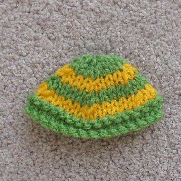 Hat Measurements To fit Jack or Jill Doll Materials Double knitting yarn Shade: green,10 g Shade: yellow, 10 g, or Shade: pink, 20 g A pair of 4 mm (US 6) knitting needles Tension / Gauge 22 sts and