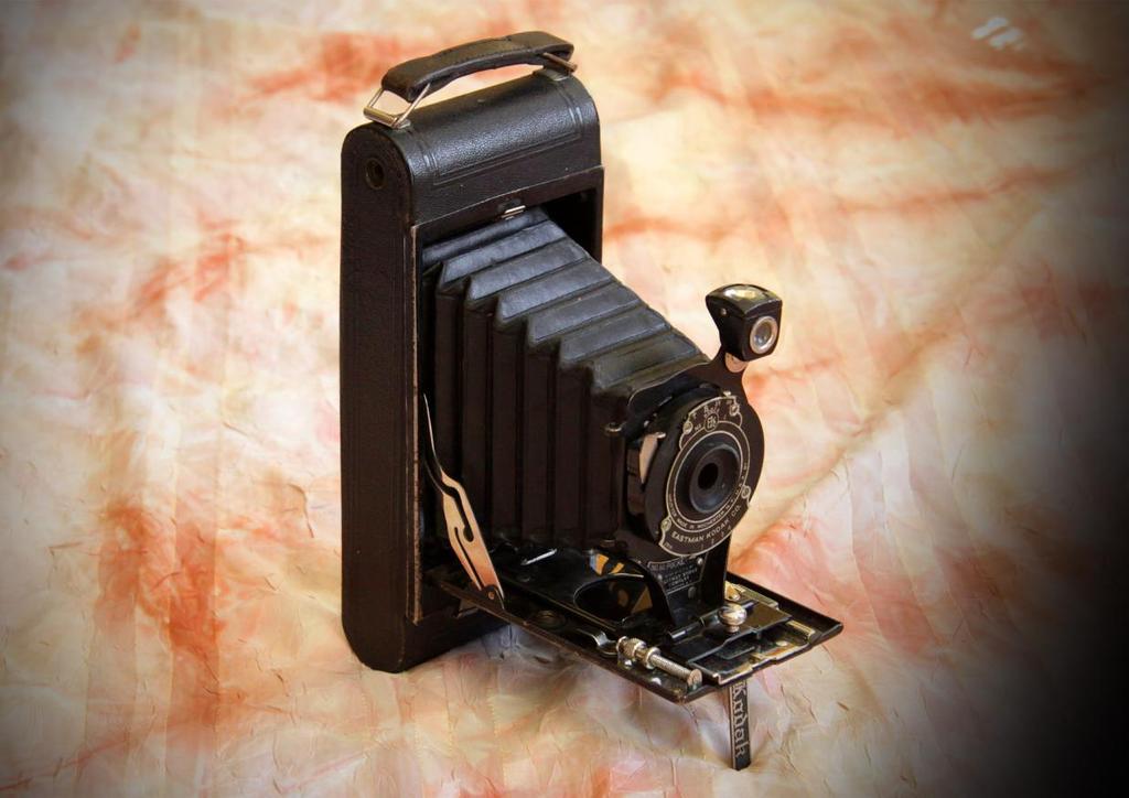 KODAK N1A (AUTOGRAPHIC) POCKET CAMERA HISTORIC CAMERA SERIES Built from 1914-1916 Kodak was founded by high school dropout George
