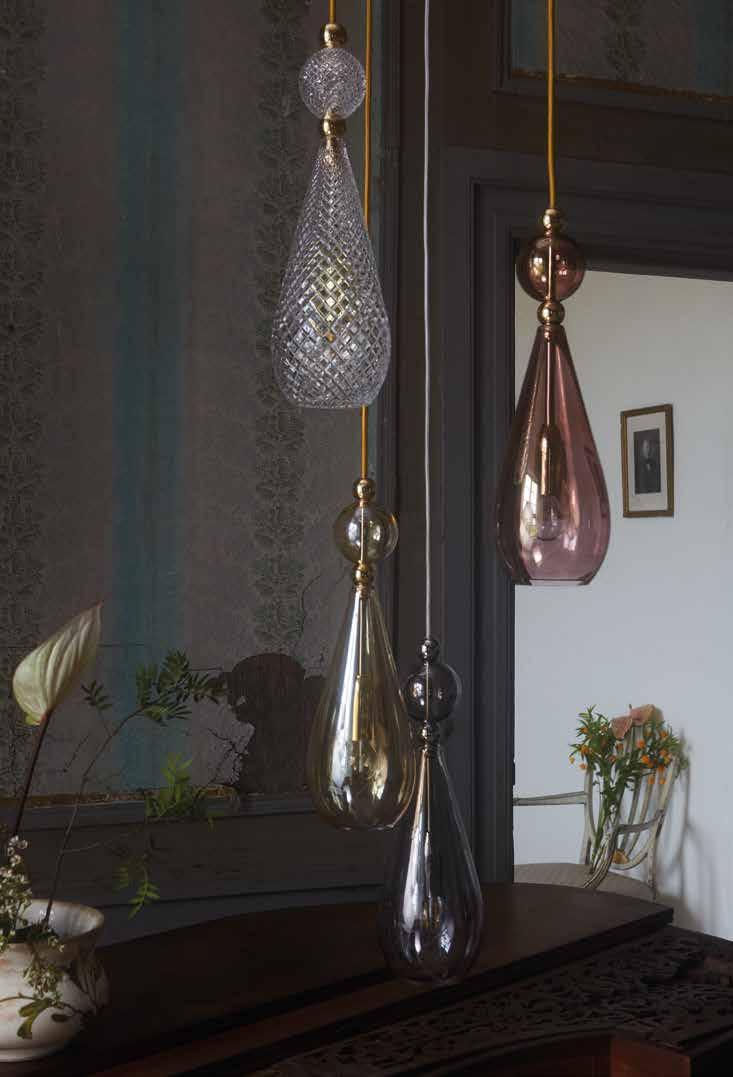 piece to marvel at. In Smykke we also combine hand-cut crystal with mouth-blown glass for a look that is distinctly fashion for lamps.