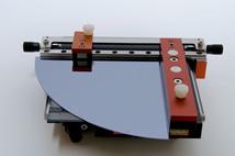 Place the sample with one corner against the vertical guide and the other against the sample slide. 3.