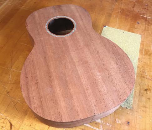 Just make the top and back edges flush with the sides. Sand until you have a smooth edge all around the uke. Glue the top on the rim Now we will fit the top and glue it on.