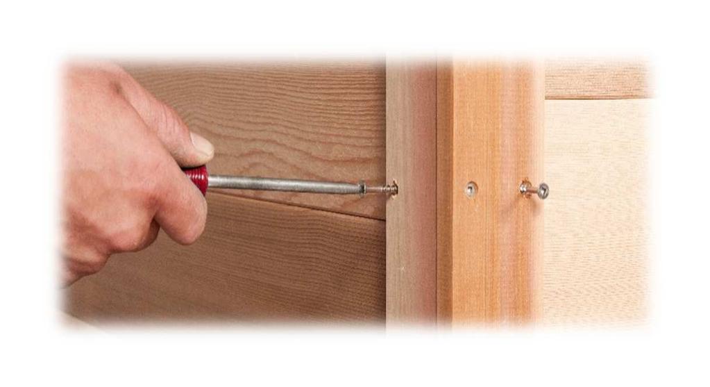 10. Install the moulding on the corners of the sauna with supplied screws in 4 places per side (every fifth board or so). Avoid cracks. See Fig. 10.