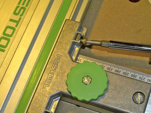 The rear stops on the parallel guides can be set to position the zero clearance cutting edge of the guide rail from 190 to 650mm off the back edge of the work piece or from zero to 230mm off the