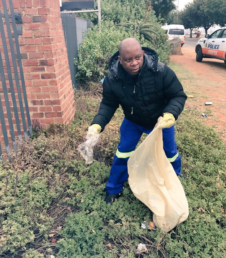 Executive Mayor City of Johannesburg A Re Sebetseng ( Let s Work ), a new monthly city-wide volunteer clean up campaign. Nearly 1300 clean-ups in last 2 months!
