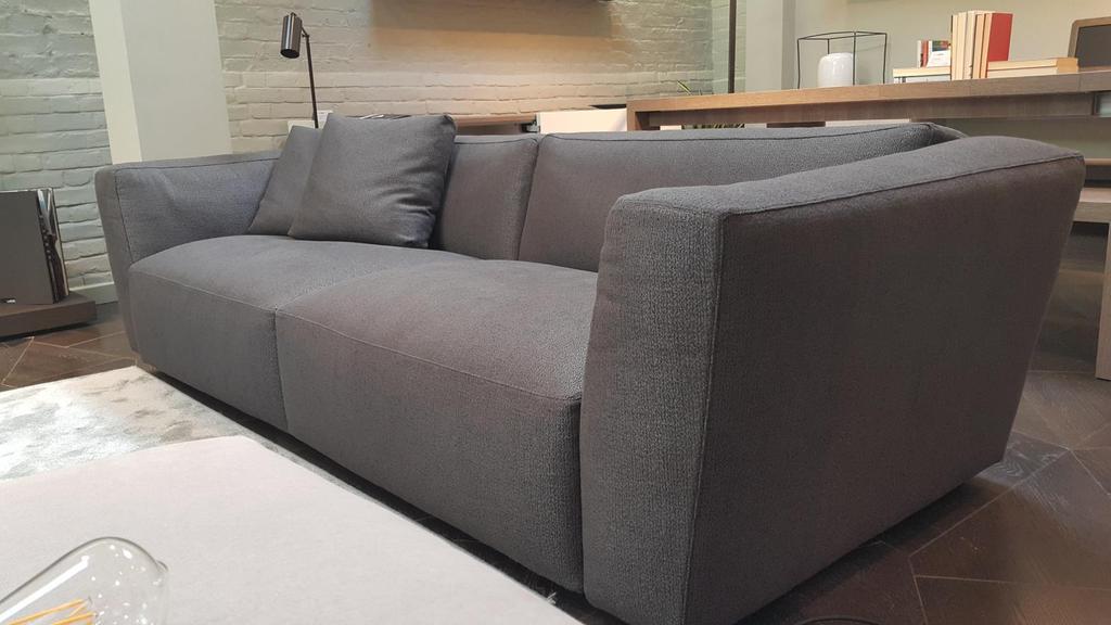 Mod. ELLIOT SOFA Partner: VERZELLONI Elliot is a range of upholstered furniture designed to offer maximum comfort, not only ergonomically, but also visually.