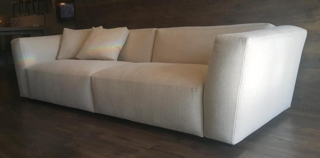 Mod. ELLIOT SOFA Partner: VERZELLONI Elliot is a range of upholstered furniture designed to offer maximum comfort, not only ergonomically, but also visually.
