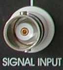 (22) SIGNAL INPUT connector BNC connector for the input of an analog signal in ANALOG or DIRECT mode (see also Chapter 4.
