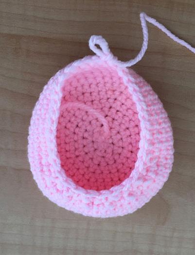 Legs and body Use baby pink and white yarn. Work in rounds, without joining the rounds. Start with baby pink yarn. Use a stitch marker so you know where a round begins.