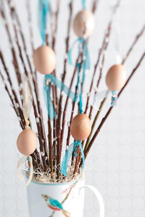 We have collected a handful of beautiful springtime-inspired centerpieces to make for an egg-cellent Easter celebration.