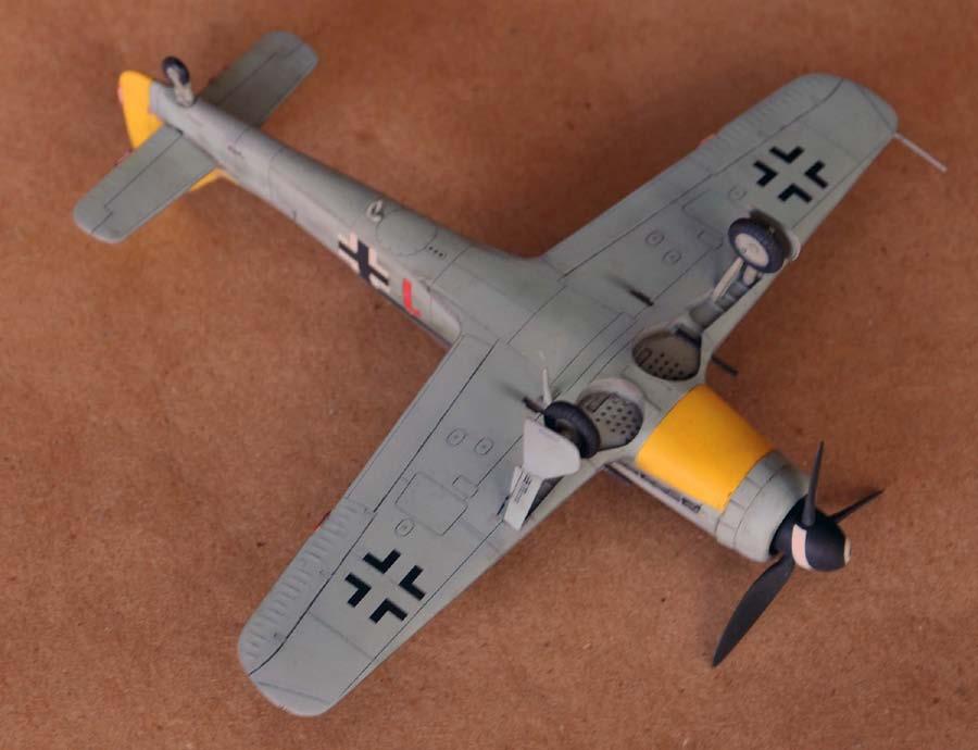 with post shading will provide a very convincing effect with regard to overall weathering. I charge my airbrush with gloss black paint and shoot very fine lines into the panel lines of the model.