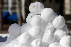 up so 2 snowballs from each of their piles melt every 15 minutes.