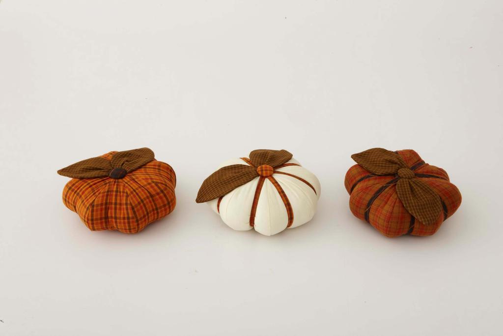 Three 1 1 8"-diameter buttons to cover Glue gun or fabric glue Heavy-duty thread Chopstick (optional) Finished pumpkins: 8" in diameter, 3" tall Quantities are for 100% cotton fabrics.