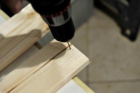 Then place one of the legs into a corner and put one screw in each side from the top square into the leg.