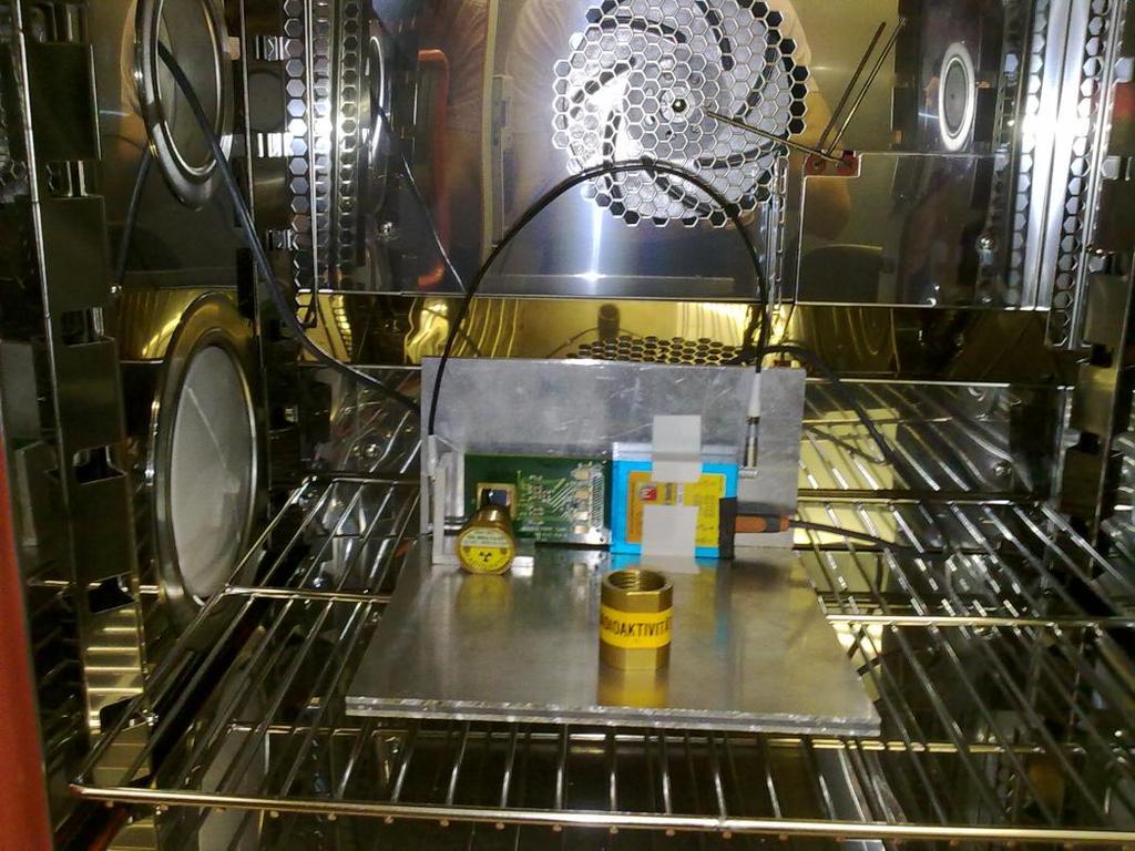 TEST RESULTS. MEDIPEX MODE. SILVER RADIOACTIVE SOURCE In the next picture shows the set up of the experiment inside the cooling chamber. Figure 17. Medipix Set up.