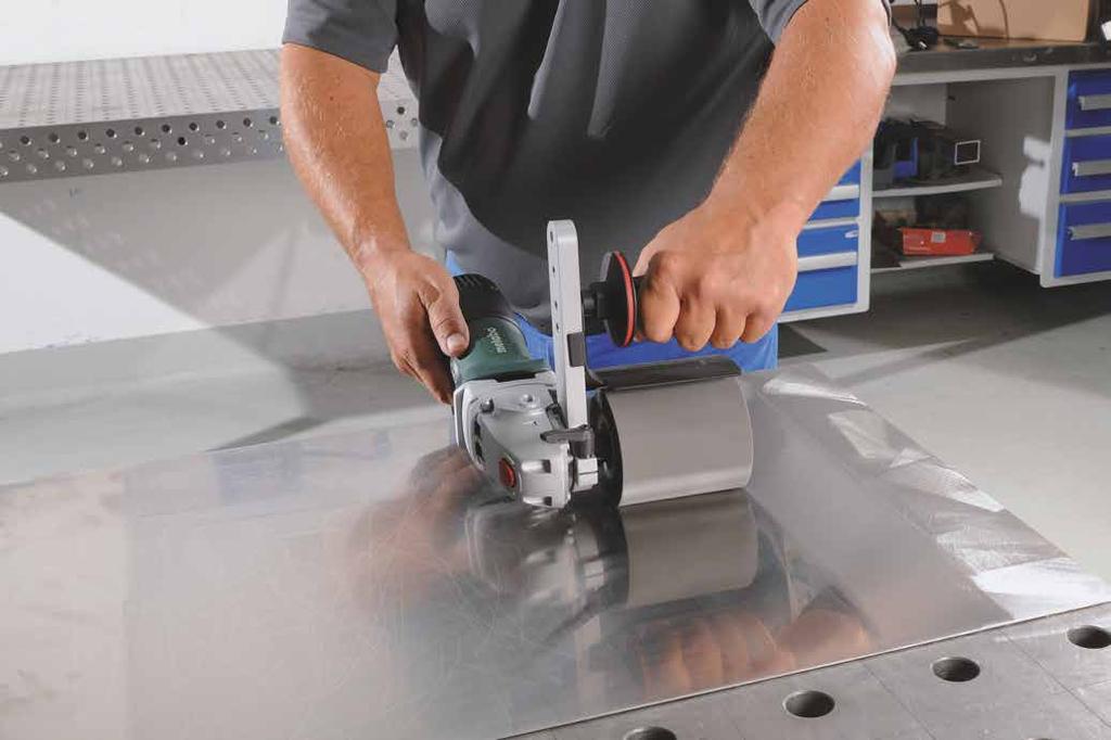 An almost transition-free satin finish can be achieved in three steps: Surfaces Burnishing machine SE 2-5 (6.025) or Cordless burnishing machine S 8 LTX 5 (6.