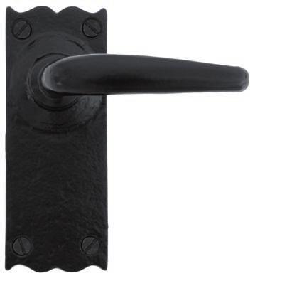 72 Oak Lever Latch Set Backplate Size: 150mm x 51mm Handle Length: 95mm A latch version to compliment the very traditional style of our Oak Lock Set so the same style and feel can be re-created