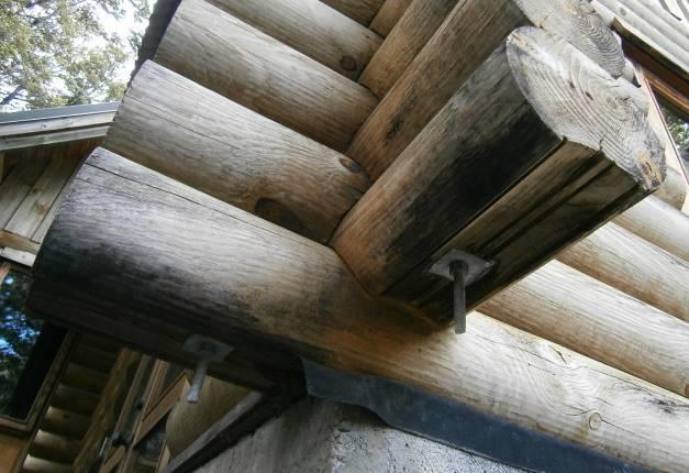 All walls are constructed with horizontal logs stacked on top of each other, with half-depth notches at the house corners to allow the logs to pass though the corner junction.