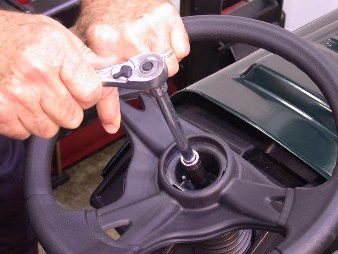 1. Using a screwdriver, pry the steering wheel cap from the center of the steering wheel.