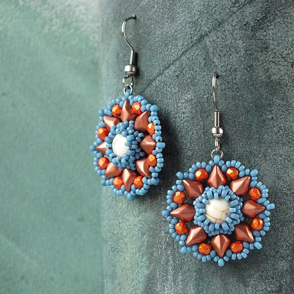 Primrose earrings Flower-shaped earrings with Matubo Gemduo beads.