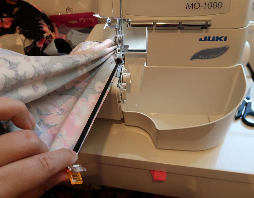 Dra i resåren Pull to stretch the elastic just enough that you do not have excess fabric.