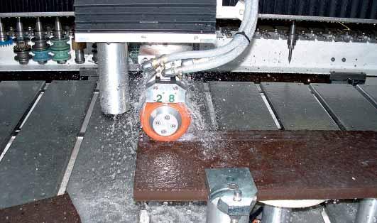 The tool floats following the material thickness difference on all