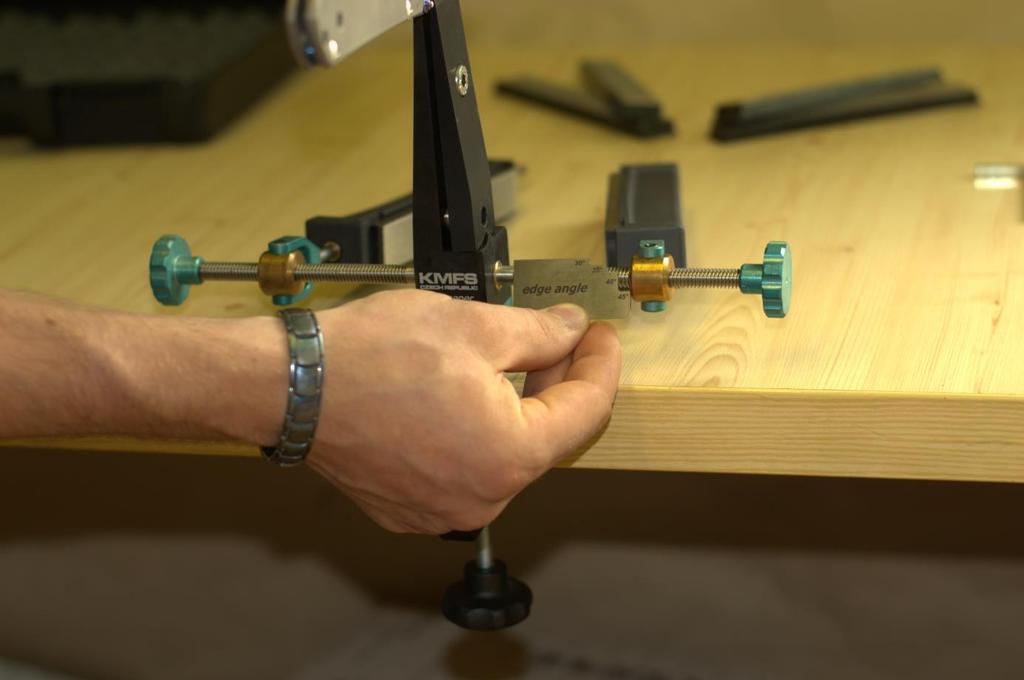 After each full turn, the spring-operated latch automatically secures the sharpening angle.