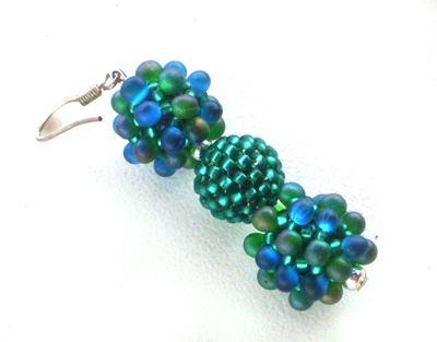 Ideas For earrings, you can make one beaded bead in one color only with seed beads and put it between 2 drop beaded beads.