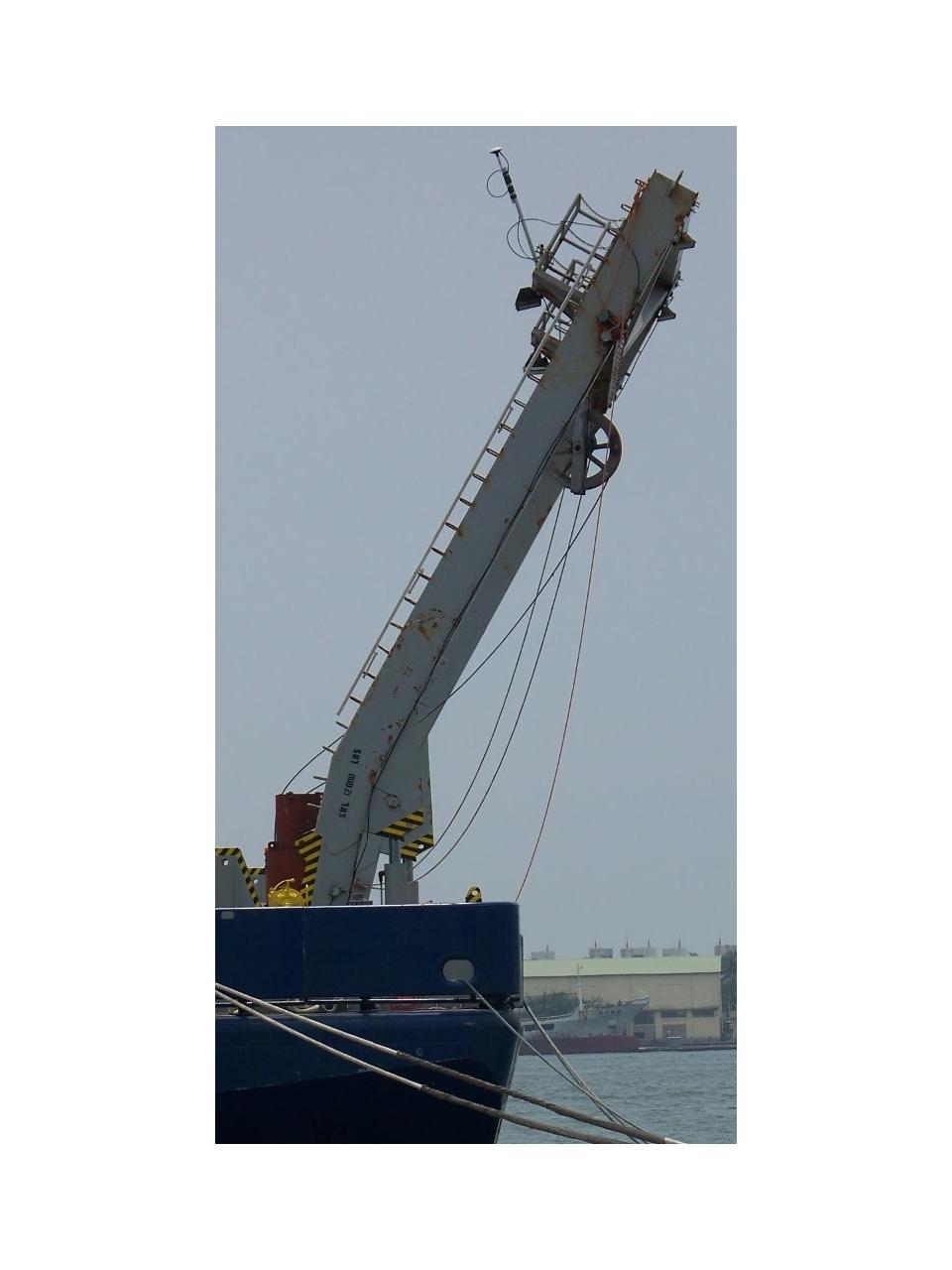 During the survey, the over-the-side transducer hangs off the transom, and therefore this position of the A-frame puts the antenna directly over the cable anchor point at the edge.