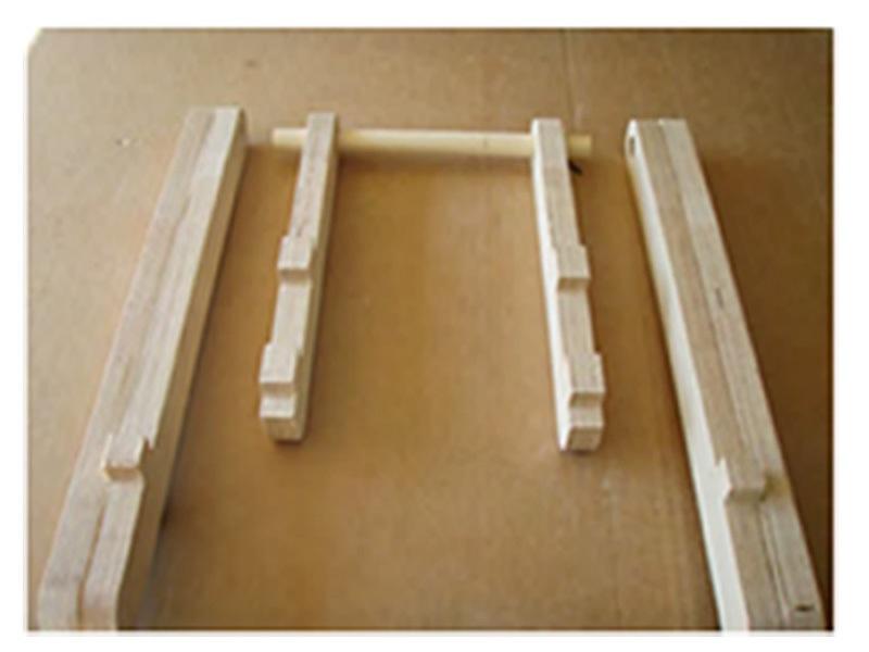 Simply stick the dowel through each support so it looks like the above picture.