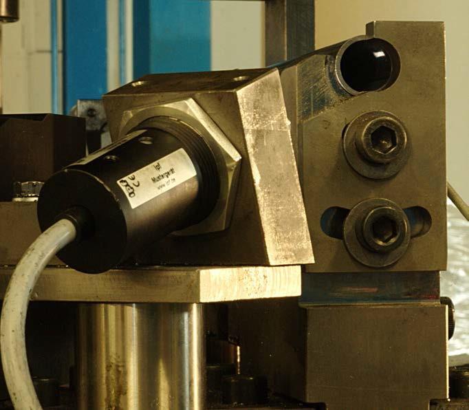 Correct positioning of the workpiece For the processing procedure, the pipe is first inserted in the bending tool and turned by hand until the sensor detects the weld seam.