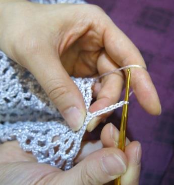 How to make the base of the bag Using 4mm hook, chain (ch) 90. Row 1 to Row 30 sc. 31.5 cm 9.
