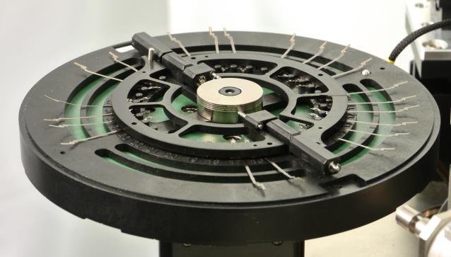 A HGA tray is installed by operator on the rotating tray carousel. Automatic tray cover opening mechanism the tray screwdriver opens and closes tray covers.
